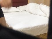 公子哥去银行办理房贷结识的业务经理约她到宾馆开房