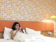 回老家祭祖晚上到当地酒店开房让她穿上情趣网衣爽一爽