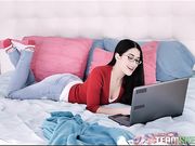 骑在教授大鸡巴上中出的可爱女生