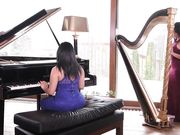 巨乳肥臀淫的一对荡娇娃沙发上疯狂肉欲