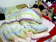 摄像头偷拍出租屋年轻情侣睡前性交感觉这妹子有点变态