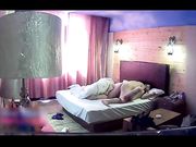 白皙Ｄ奶少妇酒店叉开双腿被姘头无套狂肏