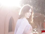 性感的红发女郎在沙发上潮喷