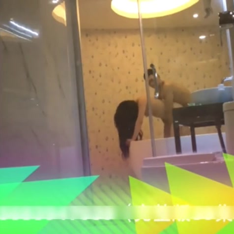 成都某健身俱乐部大屌健身教练和长发女妹子浴室湿身做爱