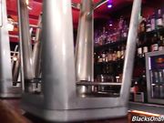 疯狂小美女酒吧单挑众猛男啪啪操穴很激烈 看的鸡动挡不住要硬想加入