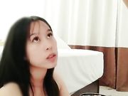 漂亮美女酒店服务,先在她逼逼里塞个自动跳蛋后带出去转一圈