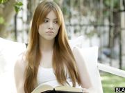 妹子逼逼粉嫩大长腿翘臀跪爬让人鸡动操肾虚