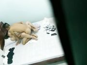 小旅店胆大服务员趴窗TP：二对情侣造爱妹子都不错都很骚撸屌舔B玩的激情四射 720P高清