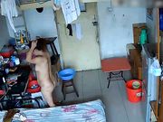 黑客破解家庭网络摄像头监控偷拍熟睡大叔突然起来扑到准备穿衣服的媳妇强搞让她别动