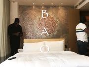 外企富婆淫荡至极普通屌已经满足不了追求极限约两个身材魁梧的黑人玩3P双洞齐开