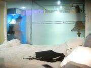 网络摄像头偷窥系列：宾馆约会同校苗条女友洗完迫不及待的热吻进入