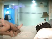 网络摄像头偷窥系列：宾馆约会同校苗条女友洗完迫不及待的热吻进入