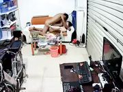 拉上卷帘门就开始乱搞的被偷拍的夫妻