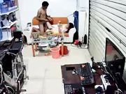 拉上卷帘门就开始乱搞的被偷拍的夫妻