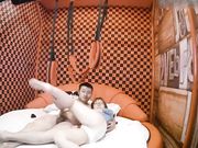 有情趣的小情侣喜欢肚兜