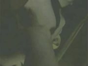 年轻嫩妹纸喝醉昏昏欲睡中被大鸡巴侵入最后快速抽插还是给干醒了