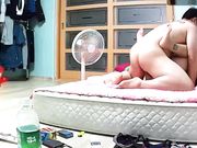 小两口脱光光日常过夫妻生活与丰满美乳一线天馒头B爱妻爽完一起抽烟聊天