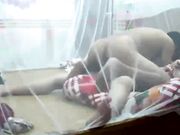 在蚊帐里做爱 就以为别人看不到了么