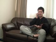 把刚搬来打招呼的邻居误当作是传播妹进来房间里