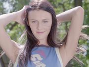 清爽的户外全裸展示诱人的身体写真