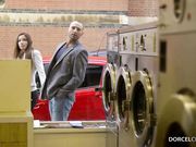 和女友在洗衣室工作台上激情做爱 临街玻璃窗也不怕被人看到