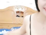 开裆黑丝上位骑乘自己动站立抽插，很是诱惑不要错过