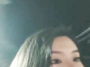 和闺蜜到理发店做造型时故意掀开裙子勾引理发师