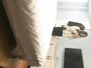 一对美乳看的性欲大增把床都干歪了