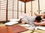 被中年不良情侣持续搞到高潮中出的女友