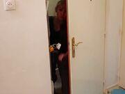 房东为了砍价勾引装修工在施工现场口爆做爱非常淫骚