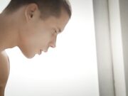 用T裤把猛男双手绑住脱光在他面前挑逗他最后被狠狠干了