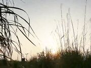 荒郊野外激情打炮，露脸颜值不错被大哥无套抽插