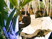 主题房中年光头男约会丰满情妇她说草不了大叔软磨硬泡