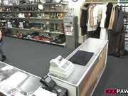 混血漂亮收银员美女被顾客口交人太多实在忍不了到卫生间啪啪大战