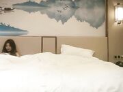 3个单男宾馆约炮一块玩弄一个逼毛浓密性欲强的骚女