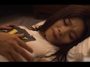 剧情装睡的外甥女每天都勾引我乱伦