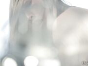 丰满自然豪乳肥臀亚裔妹李琰演绎办公室性感女郎勾引擦玻璃工被爆操