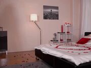 在餐厅里和丰腴肉肉的丝袜女友吃饭调情骚味上来挡不住