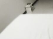 年轻的小宝贝露脸奶子发育的很不错，渣男一只手都握不过来