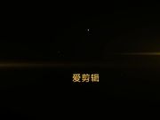 精品酒店偷拍气质漂亮的大学美女被中年男第一次操爽后又吃硬鸡鸡坐在上面说：还想要,你好厉害,把逼都操开了!