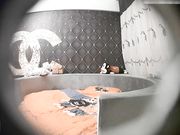 特色酒店偷拍气质长美女穿着男友买的性感内裤和网友酒店私会,女的不脱内裤说：我怕你睡着睡着操我,你出来,别动!