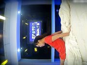 特色酒店偷拍清纯害羞的豹纹内裤美女和网友吃过饭后回酒店聊天时男的毛手毛脚想操她,挣扎半天还是被干了!