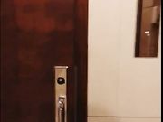 剧情演绎外表清纯可爱美女下班回家天气很冷钥匙忘带暂时到邻居单男家休息聊天挑逗客厅沙发上打炮对白精彩