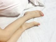 夜店认识的2个风骚美女少妇几杯酒下去就不省人事了,酒店轮流玩逼逼也给灌点酒