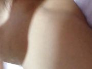 夜店认识的2个风骚美女少妇几杯酒下去就不省人事了,酒店轮流玩逼逼也给灌点酒