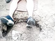 黑丝淫荡主播户外勾引了一个炮友怕怕 环境不好照样干的很爽