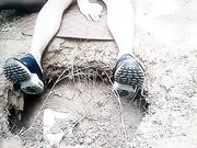 黑丝淫荡主播户外勾引了一个炮友怕怕 环境不好照样干的很爽