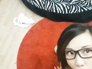 样子很淫骚的华裔留学生妹子被大鸡巴炮友打桩机式爆插无毛小嫩逼