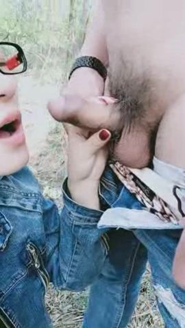 马尾气质眼镜御姐美女主播和炮友在小树林野战 穿着情趣性感内衣无套抽插