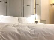 小宝寻花今晚约了个极品性感美女啪啪，舌吻坐在身上摸屁股口交上位骑乘猛操